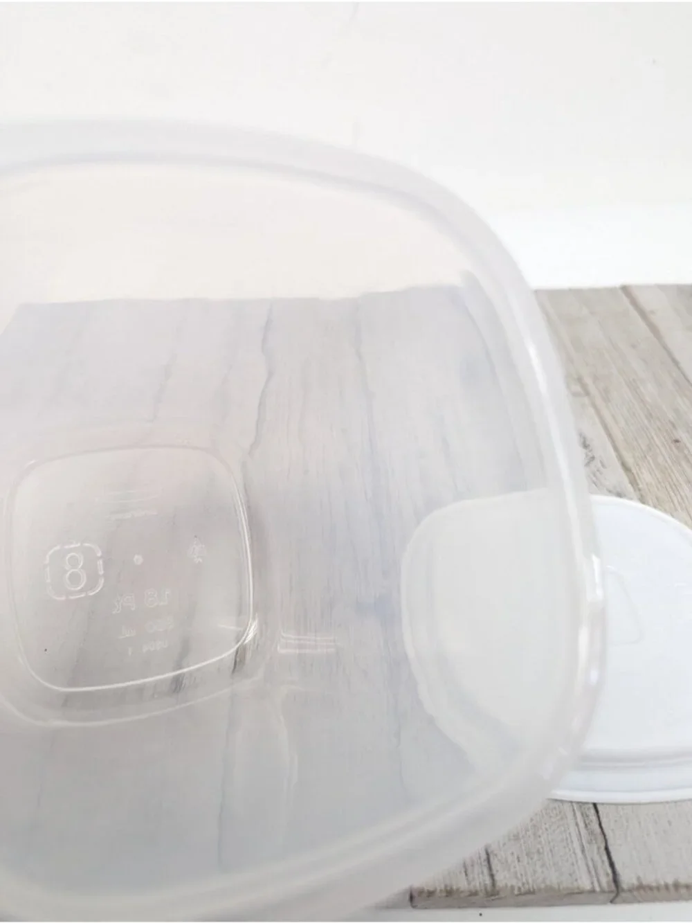 Rubbermaid 1.8 pt Servin Saver #8 Sheer Square Canister Storage White Lid - B